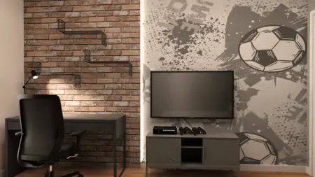 Wnętrze pokoju z biurkiem, telewizorem i dekoracją piłkarską.