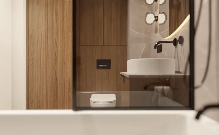 Nowoczesna łazienka w stylu glamour i japandi z drewnianymi elementami