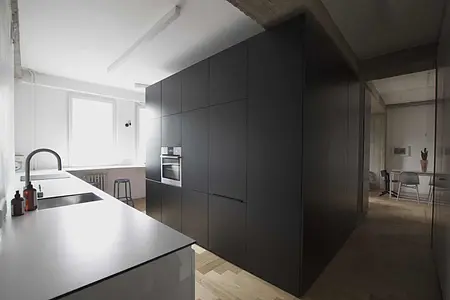 Kuchnia w stylu eklektycznym z minimalistycznymi akcentami
