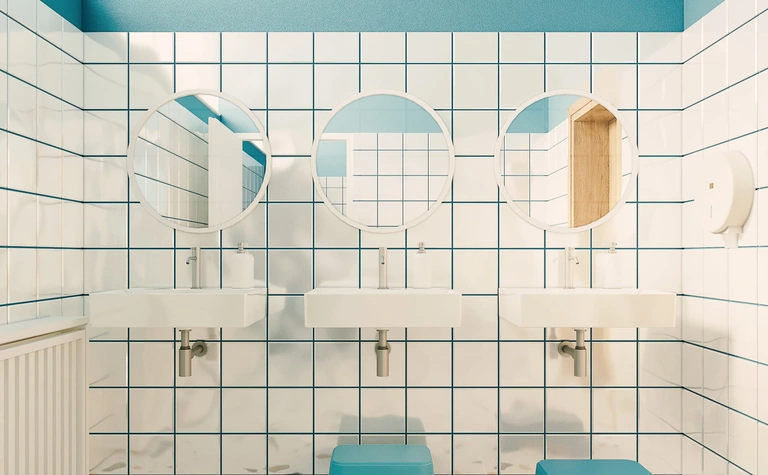 Nowoczesna łazienka z białymi umywalkami i niebieskimi ścianami, styl dopamine decor.