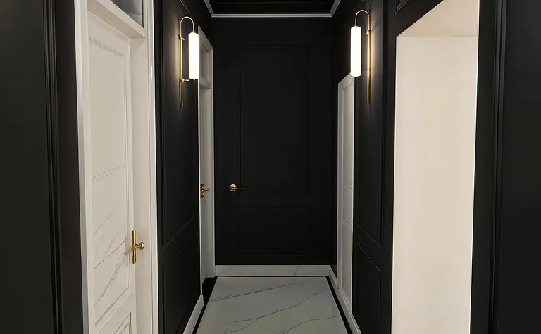 Stylowy przedpokój w art deco i vintage z czarnymi ścianami i białą podłogą.
