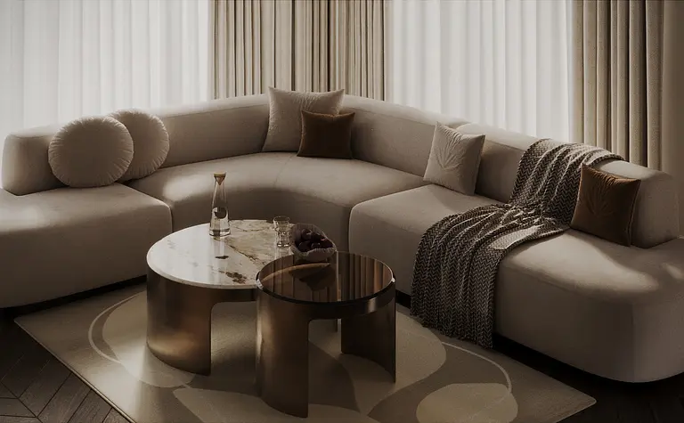 Wnętrze salonu z beżową sofą, złotymi stolikami i zasłonami w stylu quiet luxury.