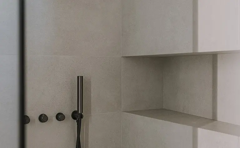 Wnętrze łazienki z prysznicem, minimalistyczny design, nowoczesne elementy, quiet luxury