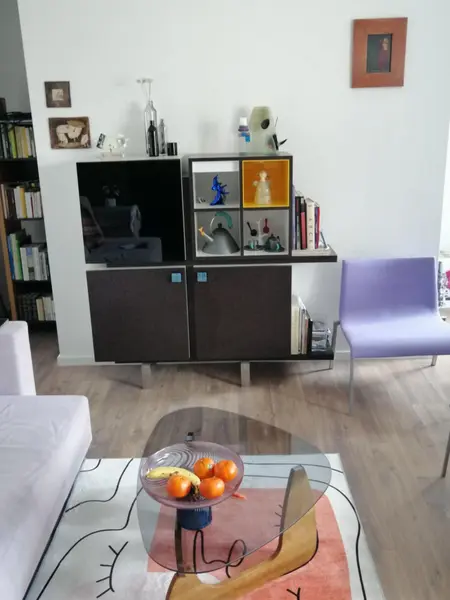 Wnętrze salonu z nowoczesnymi meblami i stylowym dywanem.