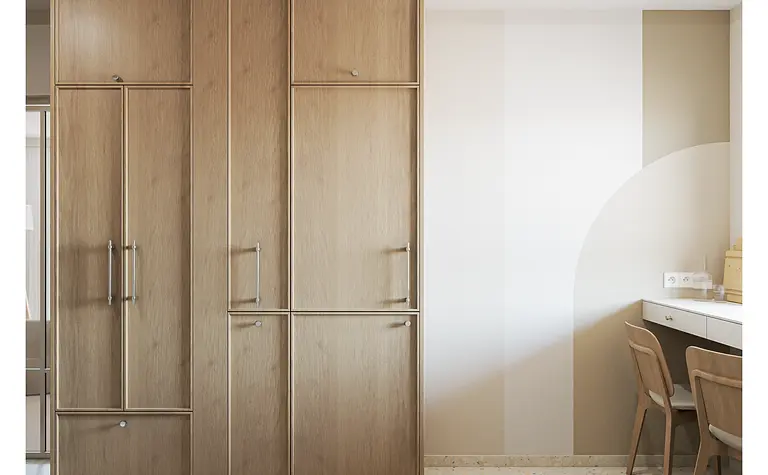 Wnętrze z drewnianą szafą, biurkiem i minimalistycznymi detalami, styl japandi.