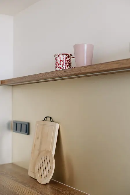 Minimalistyczna kuchnia z drewnianym blatem, nowoczesnymi naczyniami i skandynawskim akcentem.