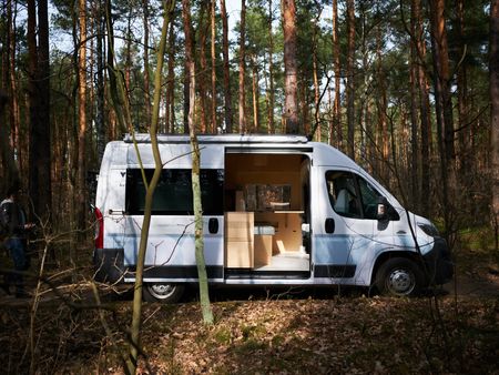 Van w lesie z minimalistycznym wnętrzem i współczesnym designem.