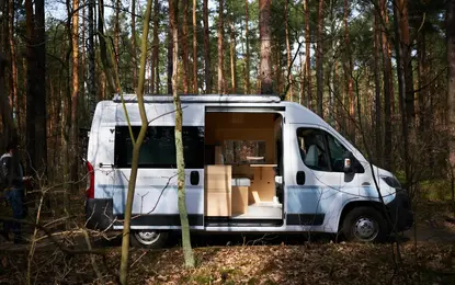 Van w lesie z minimalistycznym wnętrzem i współczesnym designem.