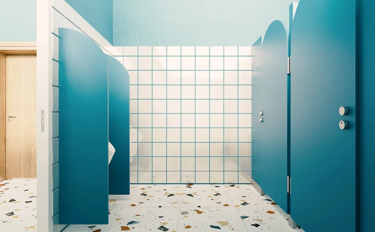 Wnętrze łazienki z niebieskimi kabinami i nowoczesną podłogą w stylu dopamine decor.