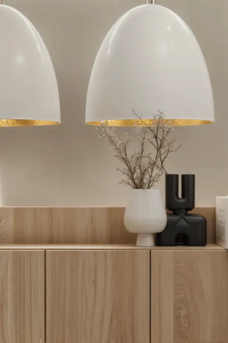 Eklektyczne wnętrze z minimalistyczną szafką i nowoczesnymi lampami.