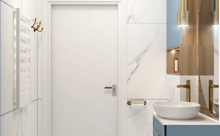 Nowoczesna łazienka z białymi kaflami, niebieską szafką i złotymi akcentami w stylu quiet luxury, tradycyjnym i współczesnym.