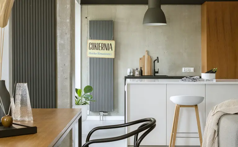 Wnętrze kuchni w stylu boho, eklektycznym i industrialnym z drewnianymi elementami.