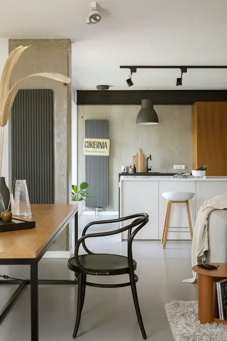 Wnętrze kuchni w stylu boho, eklektycznym i industrialnym z drewnianymi elementami.