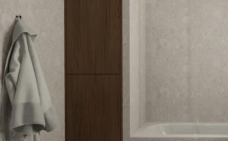 Współczesna łazienka z drewnianymi meblami i jasnymi płytkami.