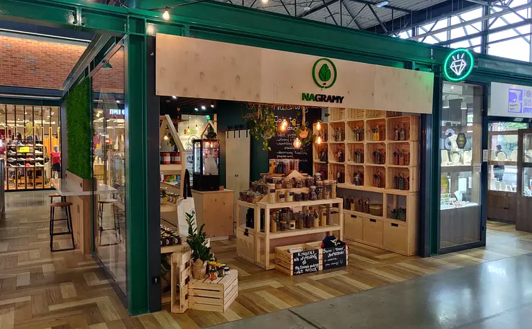 Sklep boho z naturalnymi produktami i drewnianymi półkami