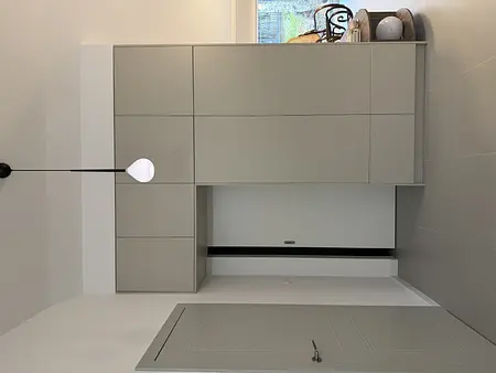 Przedpokój z minimalistyczną szafą, oświetleniem boho i rustykalnym akcentem.