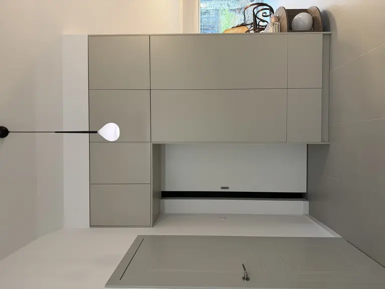 Przedpokój z minimalistyczną szafą, oświetleniem boho i rustykalnym akcentem.