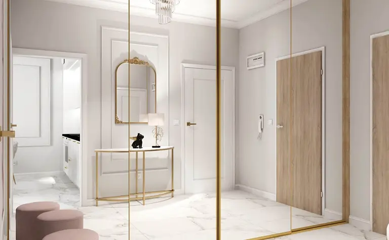 Przedpokój w stylu glamour z dużym lustrem i eleganckimi detalami.