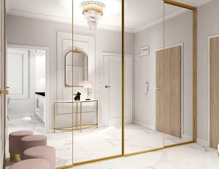 Przedpokój w stylu glamour z dużym lustrem i eleganckimi detalami.