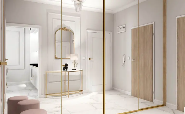 Przedpokój w stylu glamour z dużym lustrem i eleganckimi detalami.