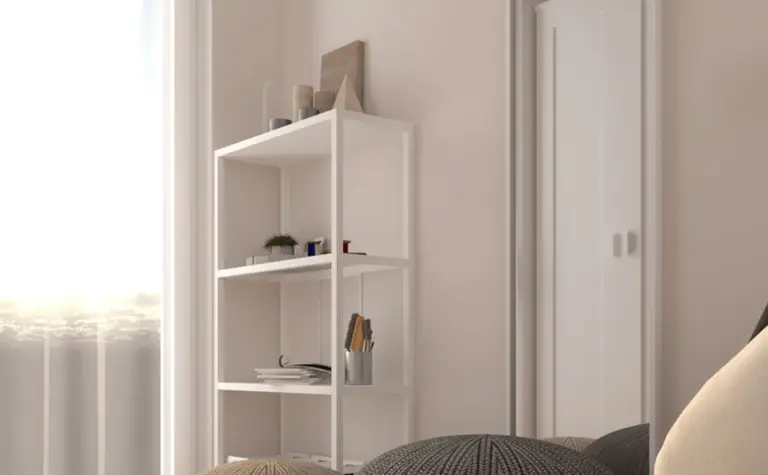 Wnętrze pokoju z białymi meblami, szarymi akcentami i minimalistycznym designem.