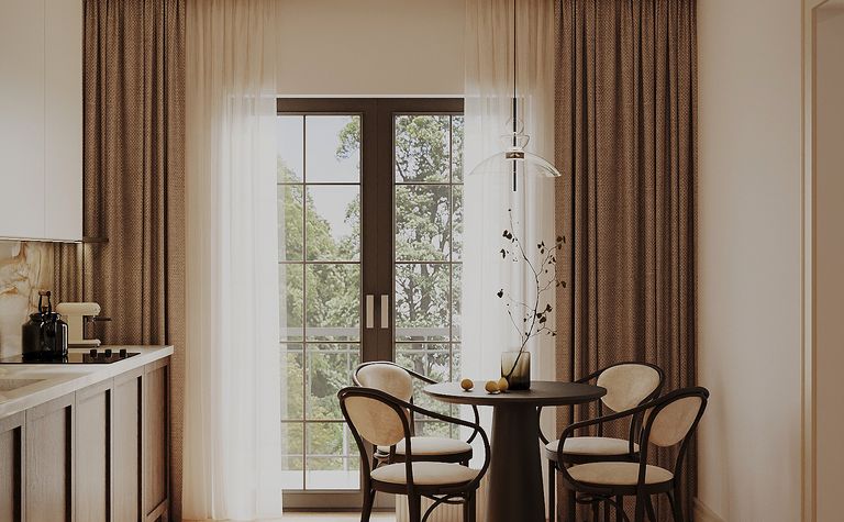 Wnętrze jadalni w stylu eklektycznym i quiet luxury z drewnianym stołem i eleganckimi krzesłami.
