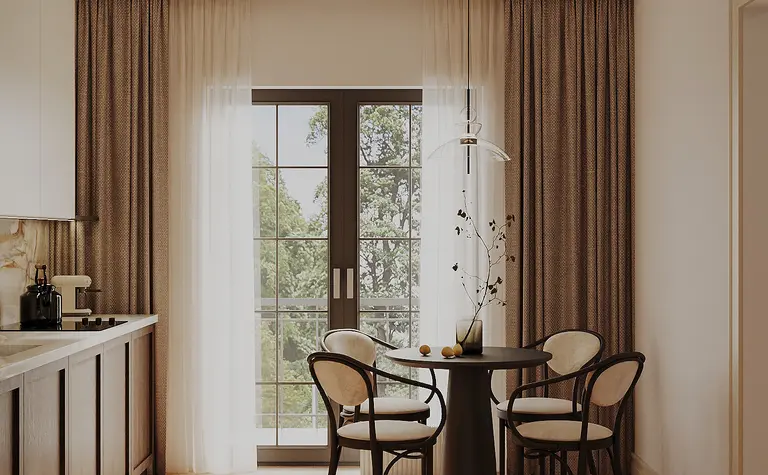 Wnętrze jadalni w stylu eklektycznym i quiet luxury z drewnianym stołem i eleganckimi krzesłami.