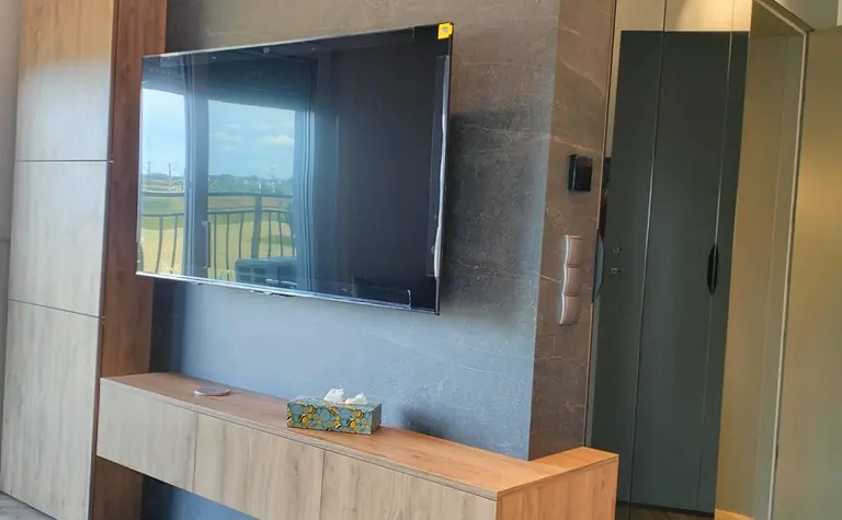 Nowoczesne wnętrze salonu z telewizorem i drewnianymi meblami, współczesny wystrój.
