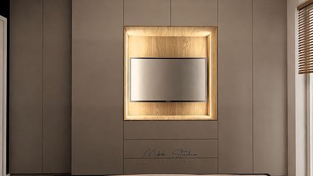 Współczesne wnętrze z telewizorem w drewnianej ramie oraz szafkami w odcieniach szaro-beżowych.