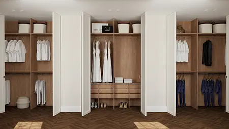 Wnętrze garderoby w stylu art deco z drewnianymi półkami, białymi ubraniami i dodatkami.