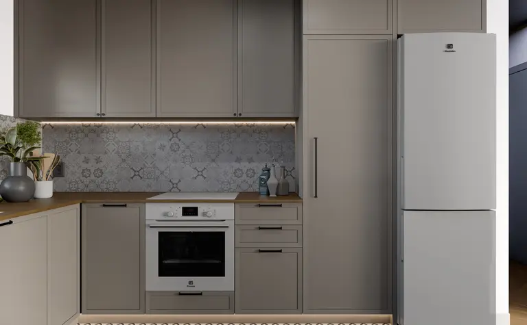 Kuchnia minimalistyczna z szarymi meblami i białą lodówką