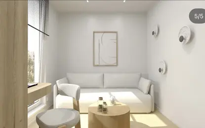 Wnętrze salonu z białą sofą, drewnianym stolikiem i minimalistycznym wystrojem.