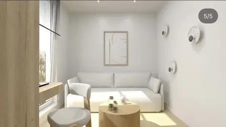 Wnętrze salonu z białą sofą, drewnianym stolikiem i minimalistycznym wystrojem.