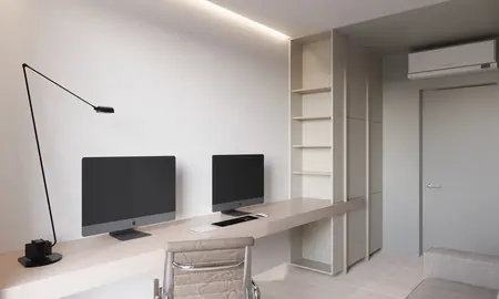 Wnętrze gabinetu z komputerami, biurkiem i półkami w stylu japandi i nowoczesnym.