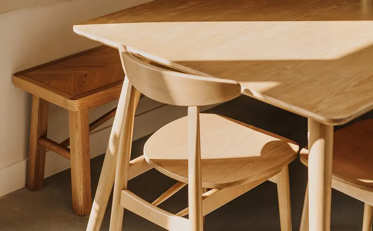 Wnętrze jadalni z drewnianym stołem i krzesłami, styl boho, japandi, minimalistyczny, skandynawski.