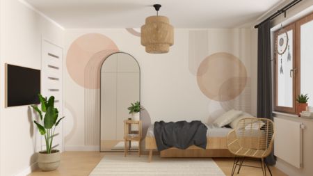 Wnętrze pokoju z boho, tradycyjnym i współczesnym stylem, z rośliną i lustrem.