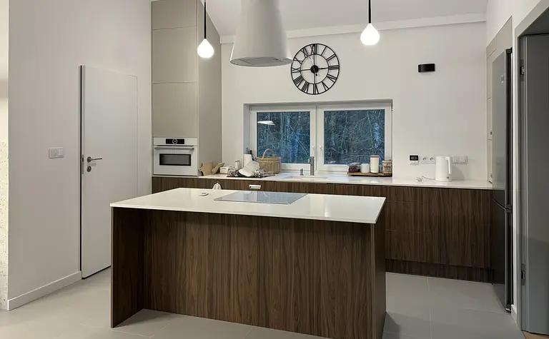Nowoczesna kuchnia boho z drewnianymi akcentami, minimalistycznym designem i rustykalnymi detalami.