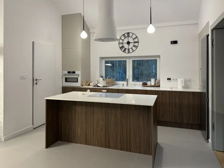 Nowoczesna kuchnia boho z drewnianymi akcentami, minimalistycznym designem i rustykalnymi detalami.
