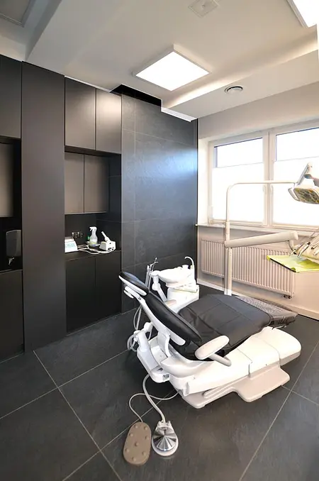 Gabinet z nowoczesnym fotelem dentystycznym i minimalistycznymi meblami.