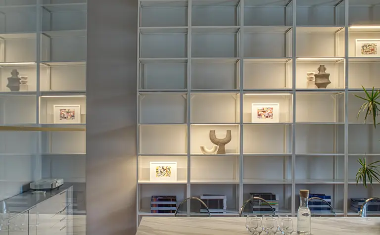 Wnętrze jadalni z eklektycznym designem, nowoczesnym stołem i vintage krzesłami.