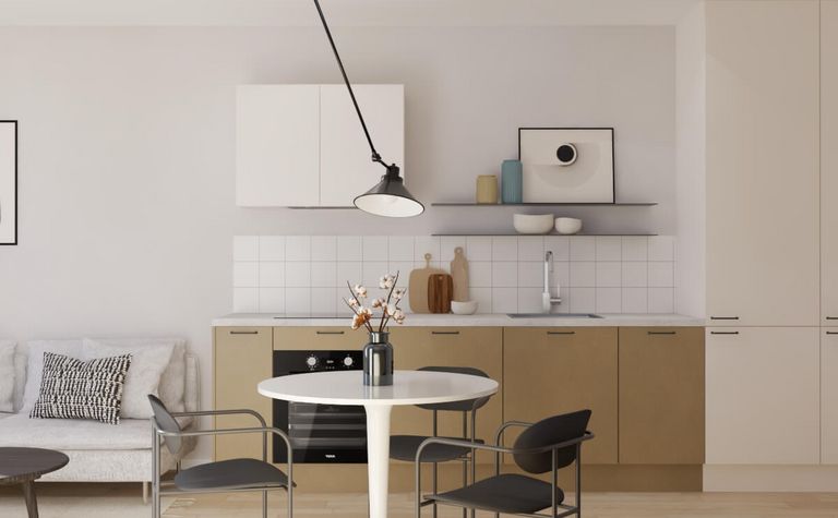 Jasna kuchnia w stylu japandi z minimalistycznym wystrojem.