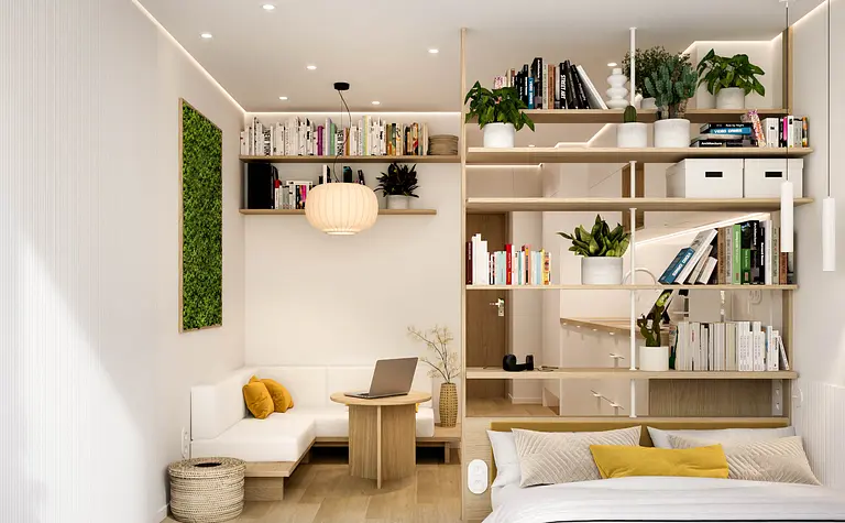 Nowoczesne wnętrze z minimalistycznym designem, biała sofa i drewniane półki z roślinami.