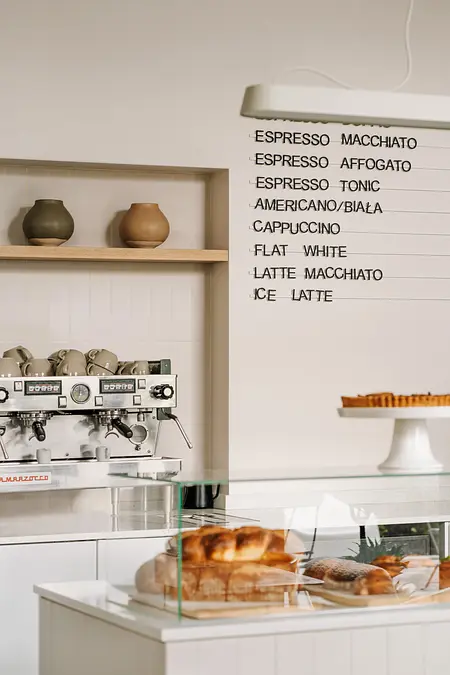 Wnętrze kawiarni z minimalistycznym wystrojem, boho i skandynawskim akcentem.