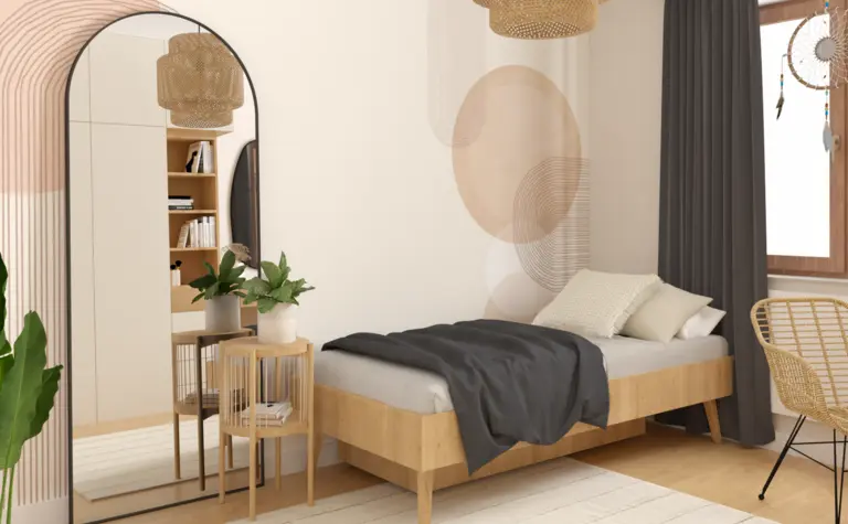 Sypialnia w stylu boho z naturalnymi materiałami i dużym lustrem.