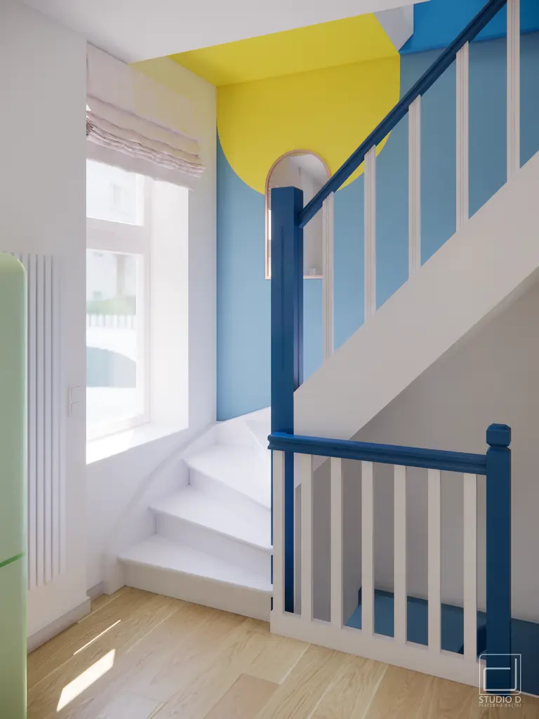 Nowoczesny korytarz z niebieską balustradą i żółtym sufitem w stylu dopamine decor.