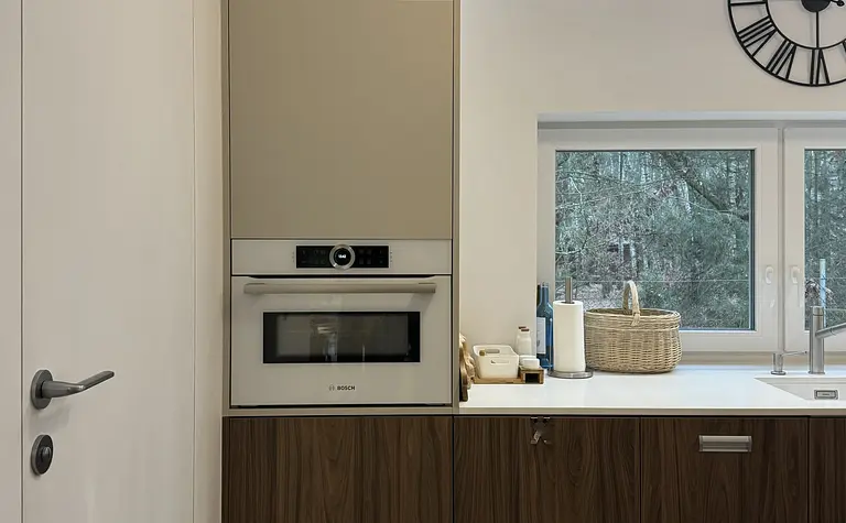 Kuchnia w stylu boho, minimalistycznym i rustykalnym z drewnianymi meblami.