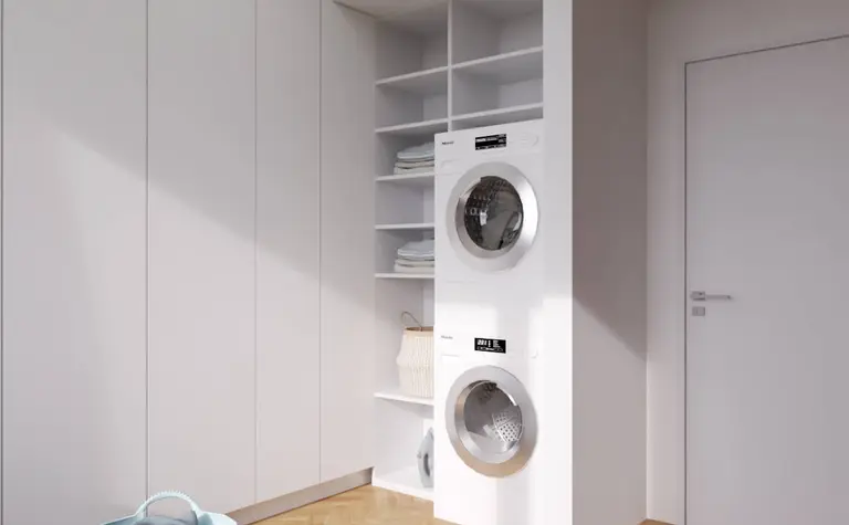 Pralnia w stylu japandi, minimalistycznym i nowoczesnym z białymi meblami.