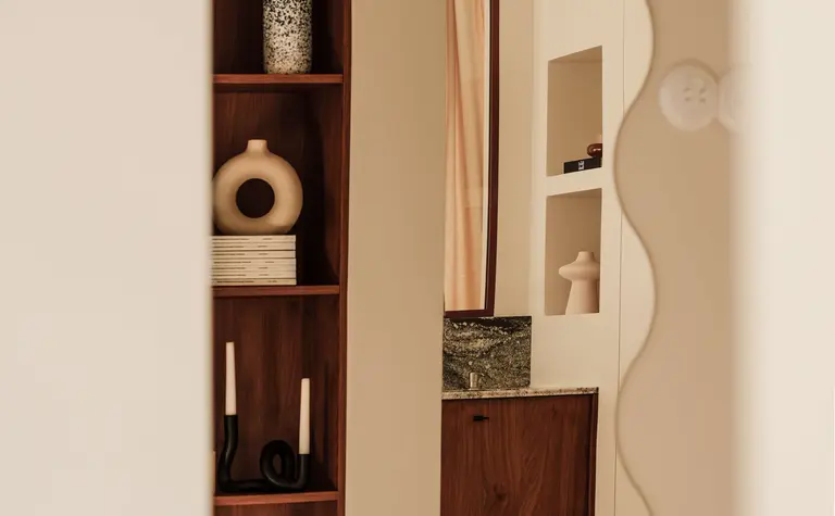 Wnętrze z drewnianymi meblami i akcesoriami w stylu quiet luxury, soft minimalizm, vintage.