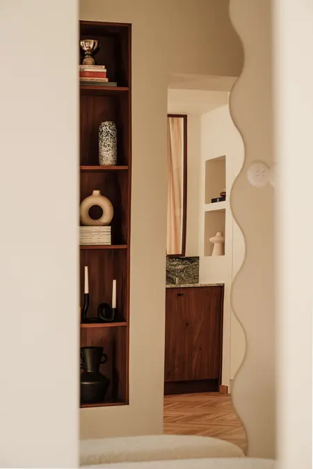 Wnętrze z drewnianymi meblami i akcesoriami w stylu quiet luxury, soft minimalizm, vintage.