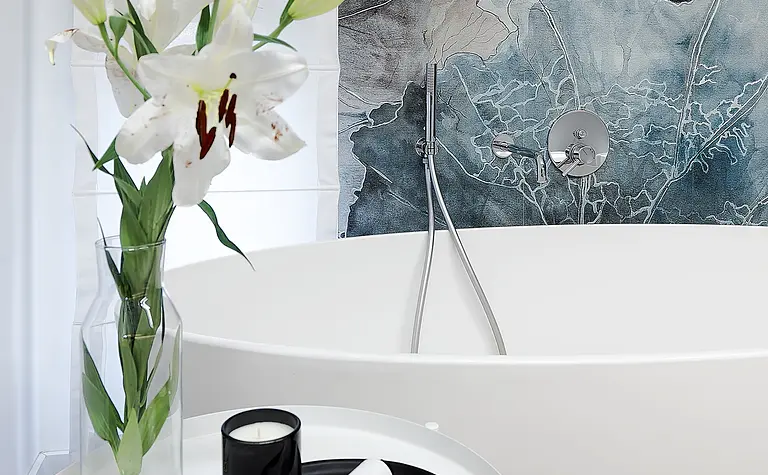 Nowoczesna łazienka z białą wanną i kwiatami, współczesny design wnętrza.